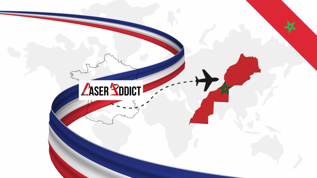 Illustration montrant une carte de la France et du Maroc, avec le logo LaserAddict représenté dans un avion se dirigeant vers Casablanca, symbolisant l’implantation internationale de l’enseigne et son expansion vers le Maroc.