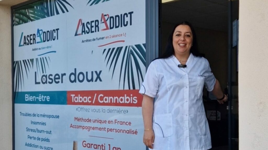 Audrey, franchisée LaserAddict en Corse, souriante dans son centre de bien-être, symbolisant l’accompagnement humain et la réussite du réseau.