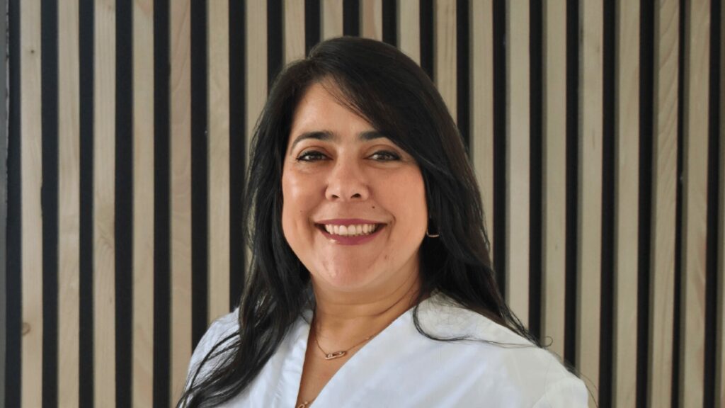 Charafa, ambassadrice LaserAddict au Maroc, dans son centre bien-être accompagnant ses clients vers l’arrêt du tabac et la perte de poids.