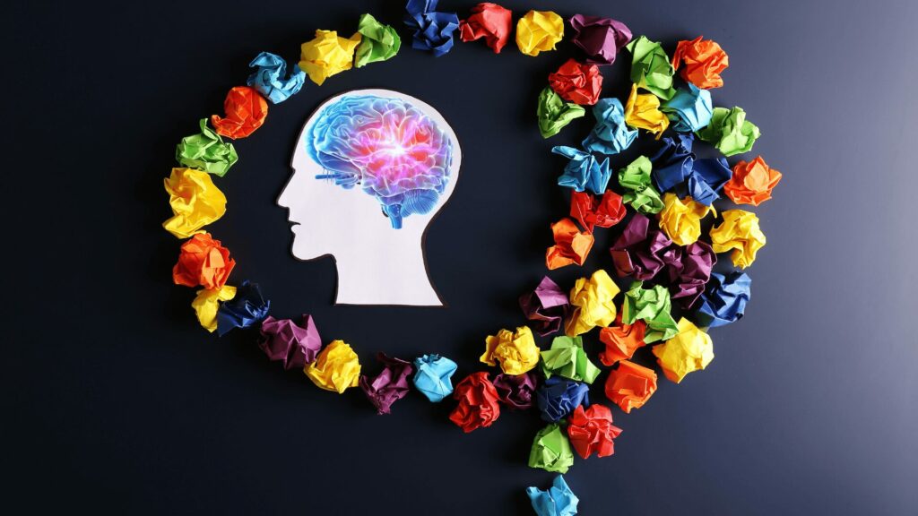 Visage en gros plan avec visualisation d’un cerveau en forte activité cérébrale symbolisant la charge mentale et le stress chronique, accompagnement bien-être LaserAddict.