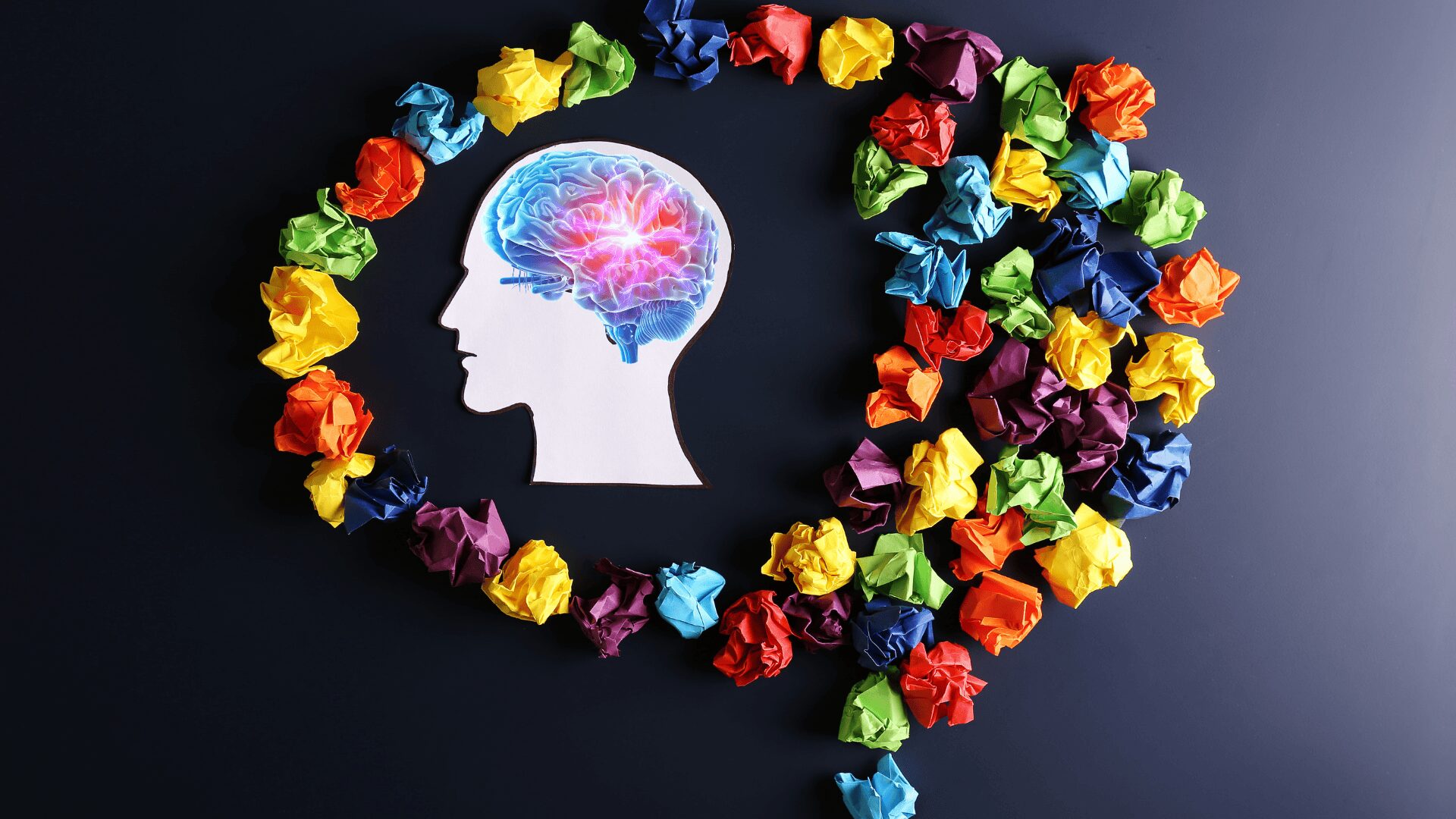 Visage en gros plan avec visualisation d’un cerveau en forte activité cérébrale symbolisant la charge mentale et le stress chronique, accompagnement bien-être LaserAddict.